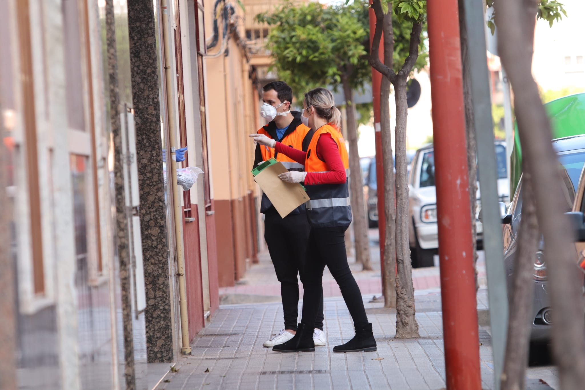 Reparto de mascarillas entre los vecinos de Vila-real que están dentro de los grupos de riesgo. (Foto: TONI LOSAS) - 