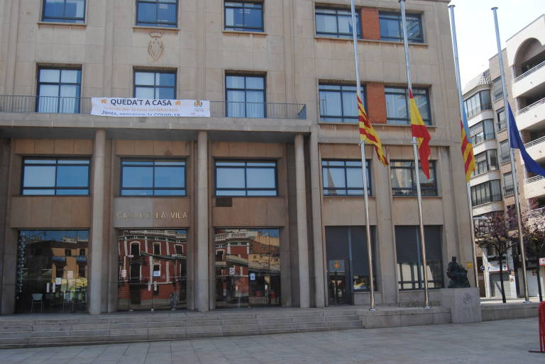 Banderas a media asta en el Ayuntamiento de Vila-real por decisión unánime de todos los partidos. - 
