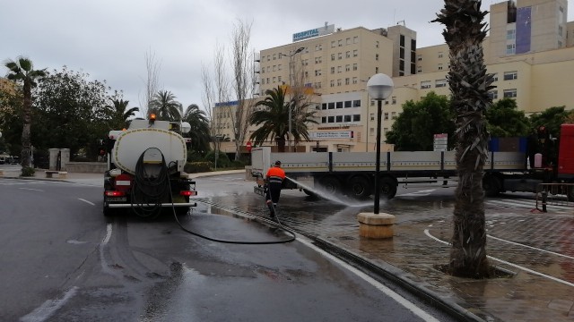 Alicante emplea más de 4.000 litros de hipoclorito en el primer mes del plan de desinfección de calles