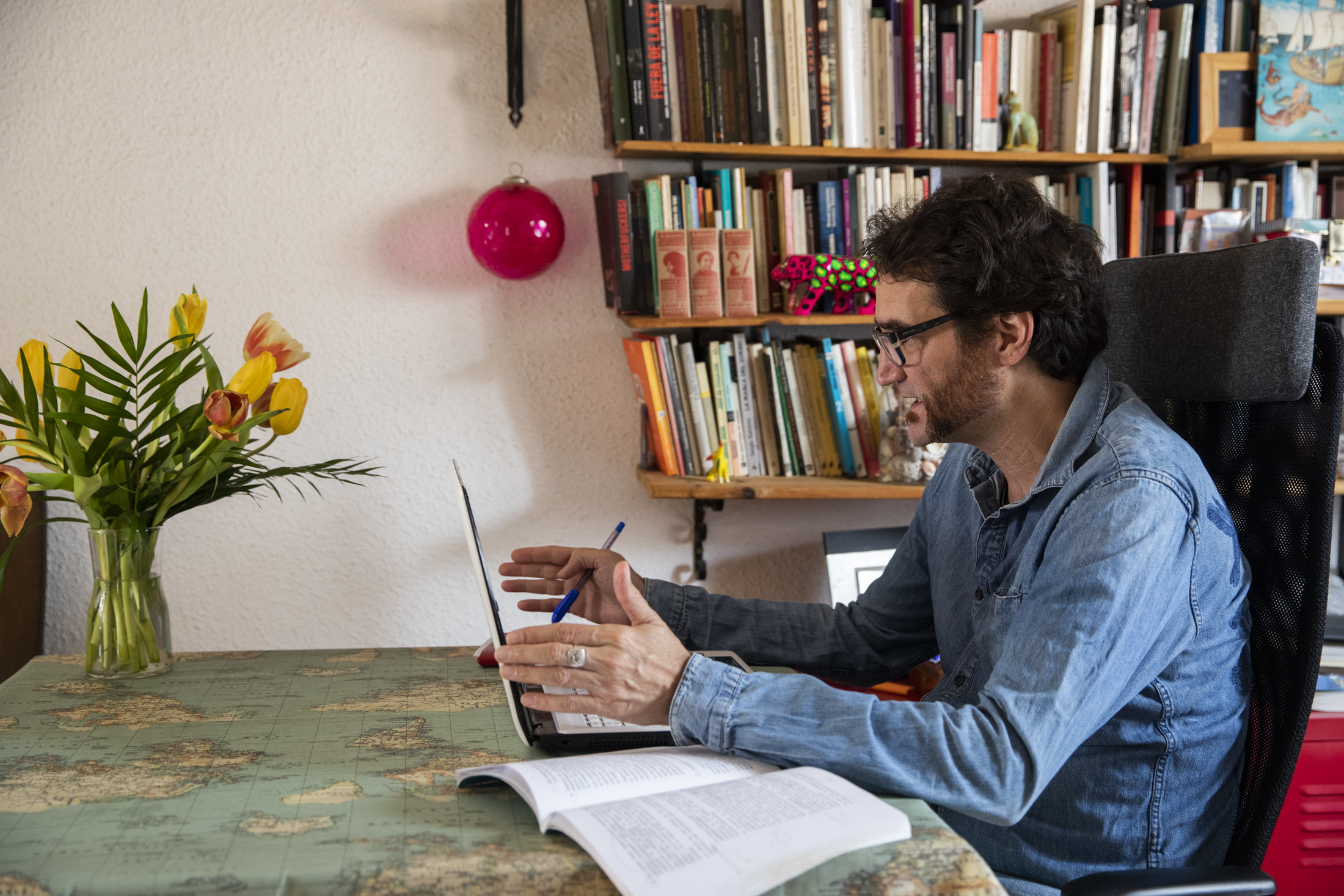 Profesor impartiendo clases online. Foto: EVA MÁÑEZ - 