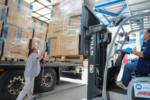 Llega por carretera el material sanitario de la Comunitat del décimo avión, que aterrizó en Madrid