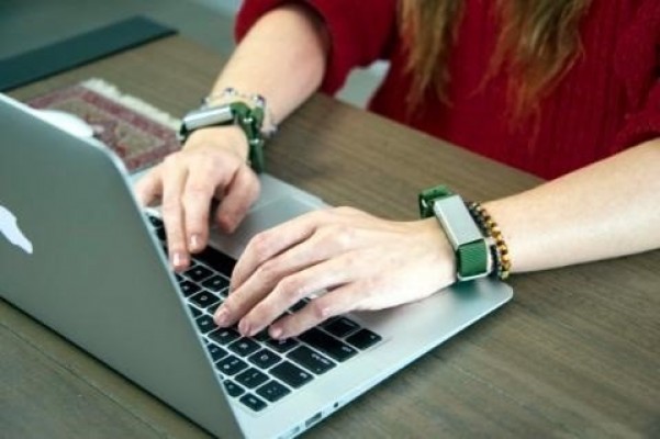 Investigadores prueban la eficacia de un brazalete que vibra al llevarse las manos a la cara