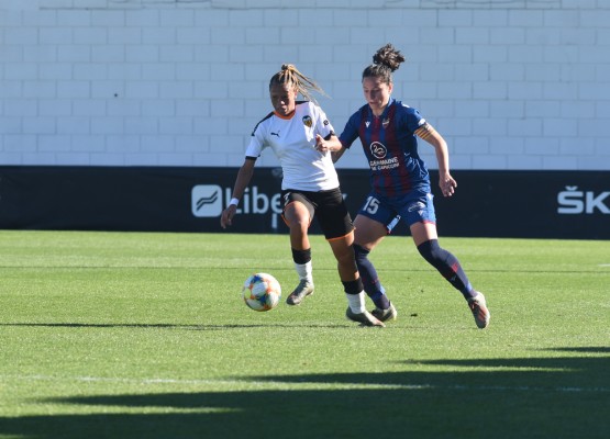 FIFPro reclama apoyo para el fútbol femenino ante una 