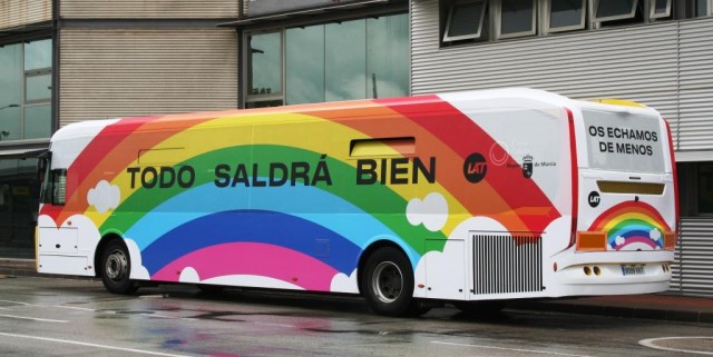 La solidaridad se viste con los colores del arcoíris y viaja en transporte público