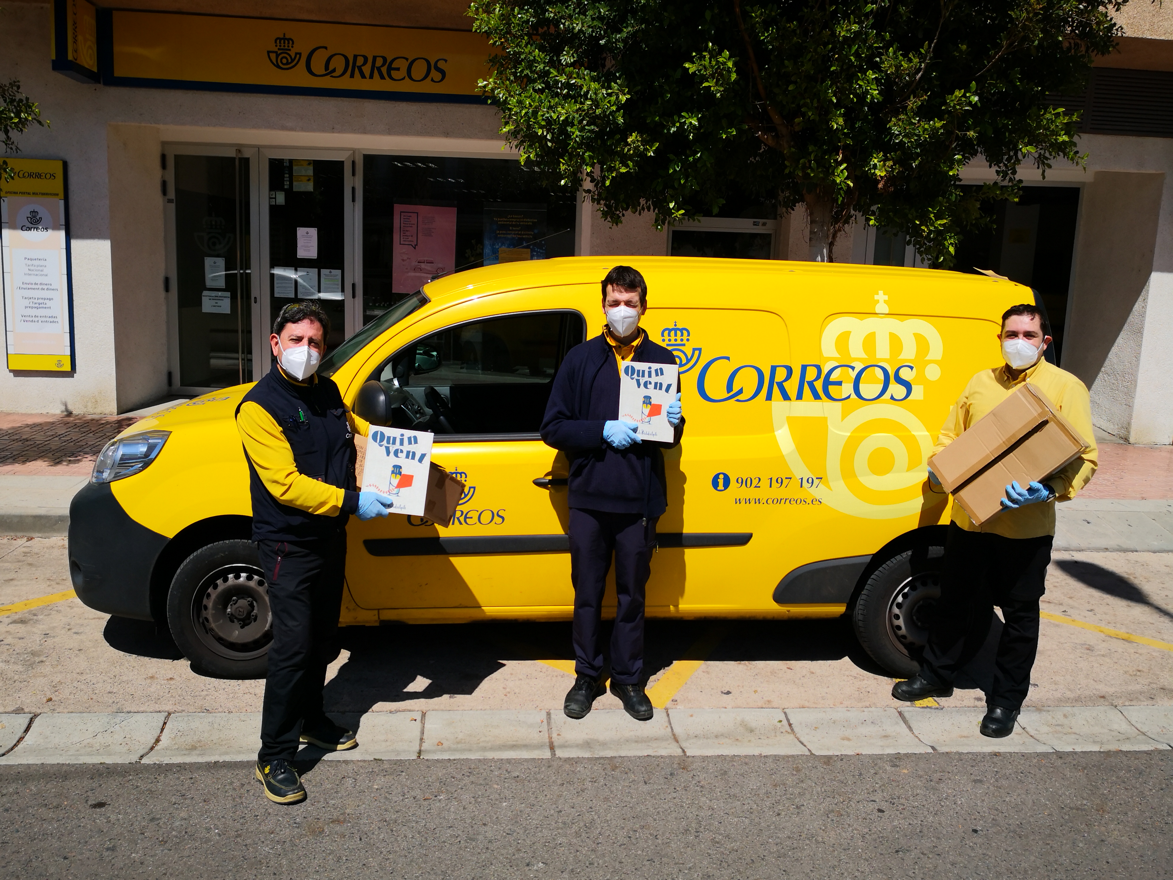 El personal voluntario de Correos reparte en Orpesa alrededor de 700 libros para los escolares