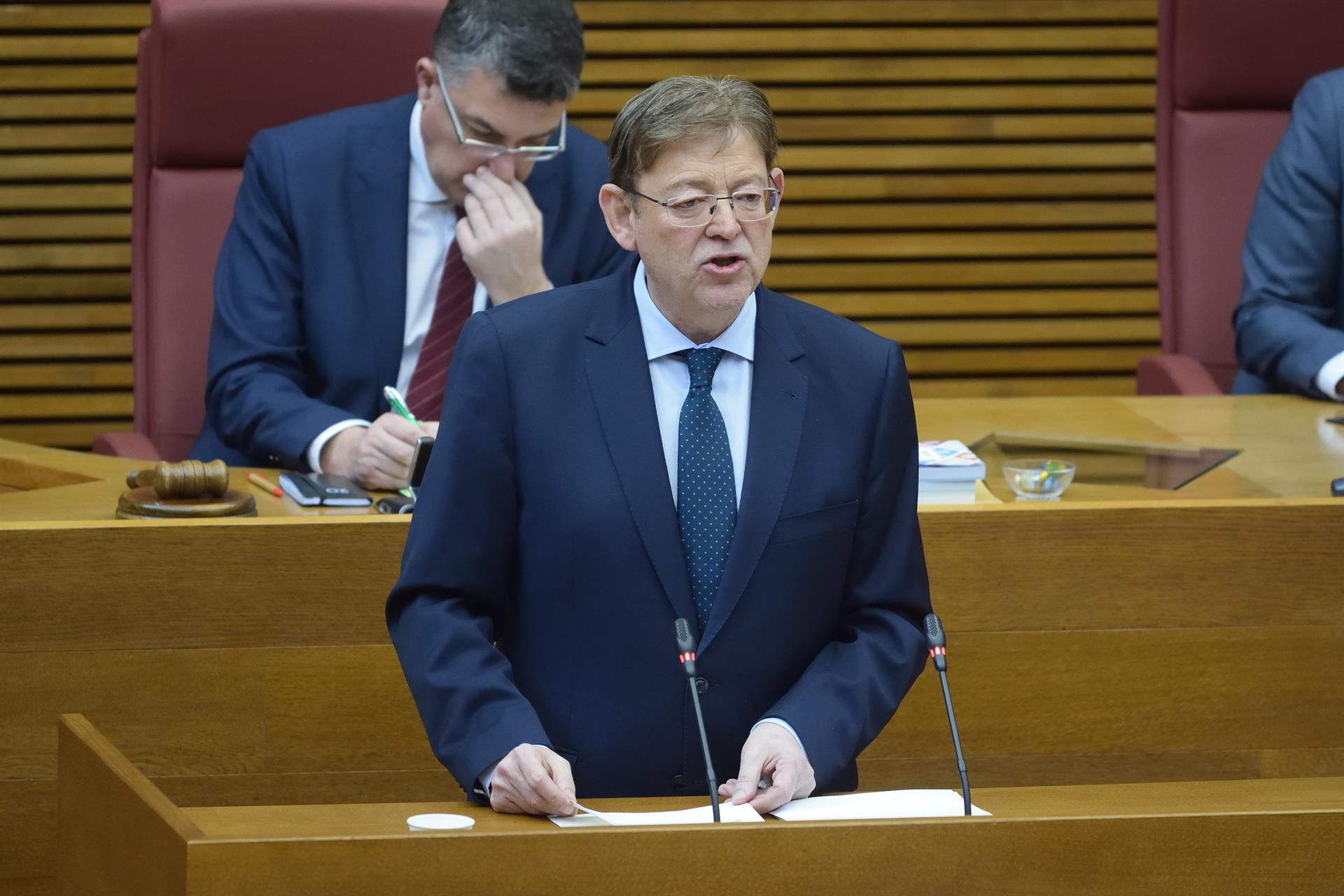 Puig pide comparecer en Les Corts y anuncia el décimo avión con dos millones de mascarillas para farmacias