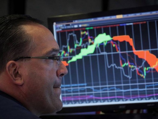 Al Ibex 35 le vuelven a sacudir y se deja atrás los 7.000 puntos a media sesión