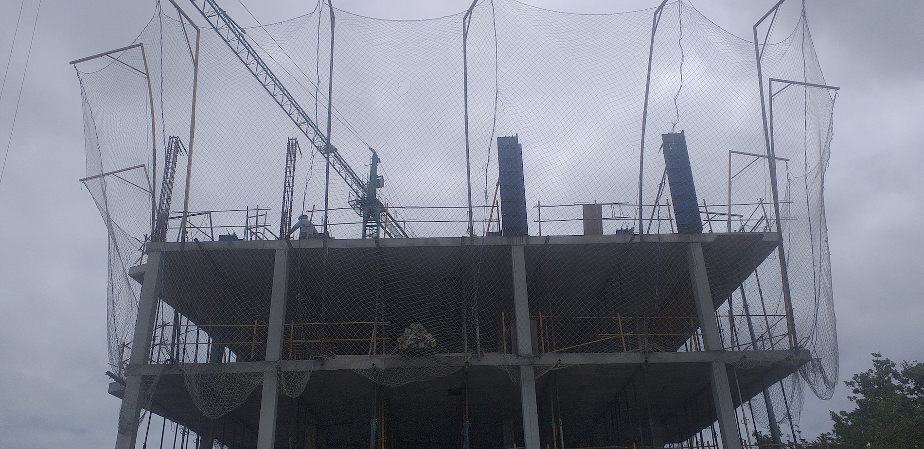 Un albañil trabaja, este martes, en lo alto de un edificio en construcción.   - 