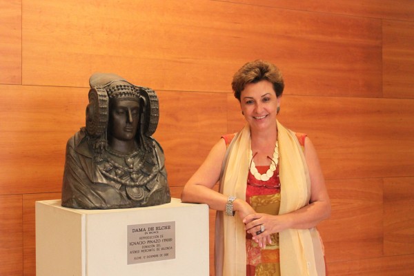 Una mujer de ciencias para una entidad de letras
