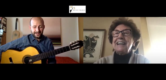 Música que abraza: voluntarios se ofrecen a tocar en directo por videollamada 