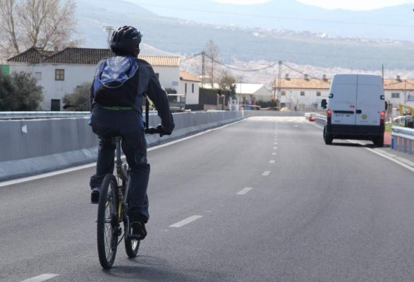 El 35% de los ciclistas y automovilistas no sabe que para adelantar a ciclistas se puede rebasar la línea continua

