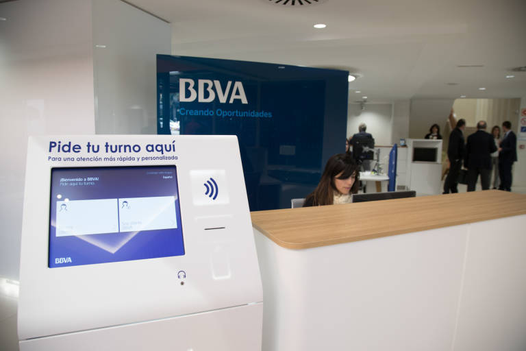 BBVA adelanta el pago de las pensiones y la prestación por desempleo a sus clientes en España
