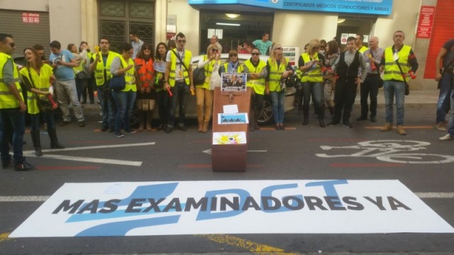 Examinadores de tráfico sopesan iniciar una huelga indefinida si la DGT no aumenta su salario antes del 31 de julio

