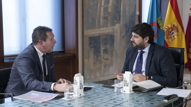 Mula exige a la consejera de Familias urgencia en el pago de las becas comedor tramitadas hace un mes