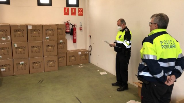 Valenciaport empieza a repartir 85.500 mascarillas a los trabajadores de València, Sagunt y Gandia