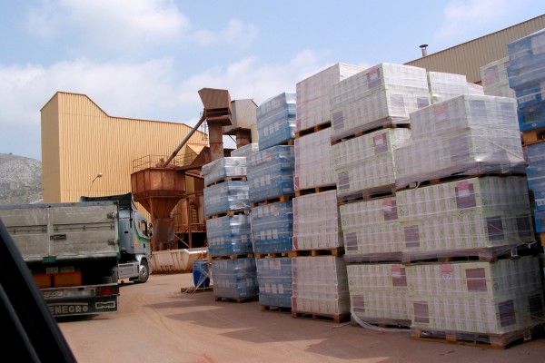 La industria valenciana vuelve al trabajo con mucha incertidumbre