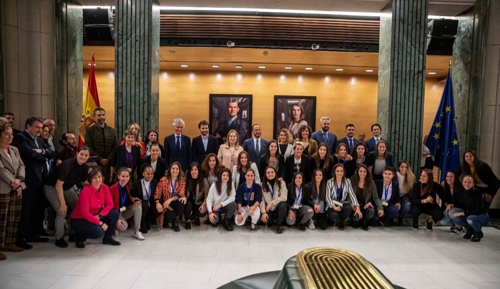Foto de familia de los diferentes actores representantes del convenio colectivo de Primera Iberdrola en el Congreso de los Diputados  - 