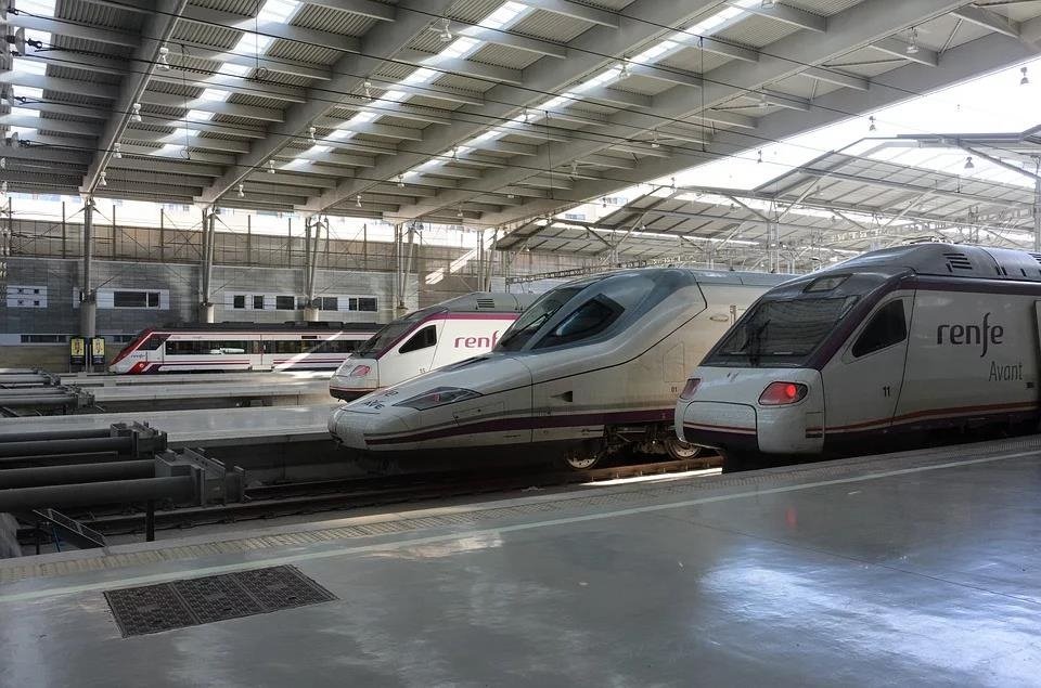 Renfe tiene diez días para responder a las dudas de la CNMC sobre su contrato para el AVE en competencia