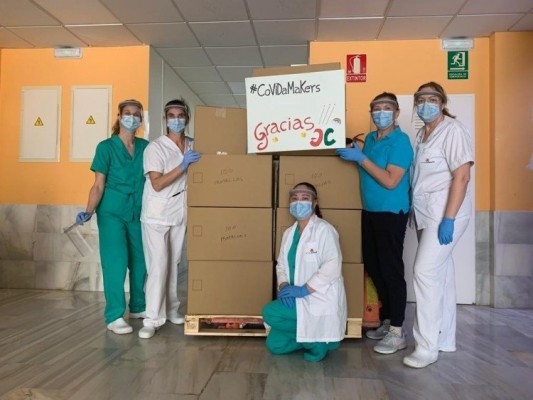 El grupo solidario CoViDaMakers reparte 20.000 pantallas de protección a sanitarios y trabajadores