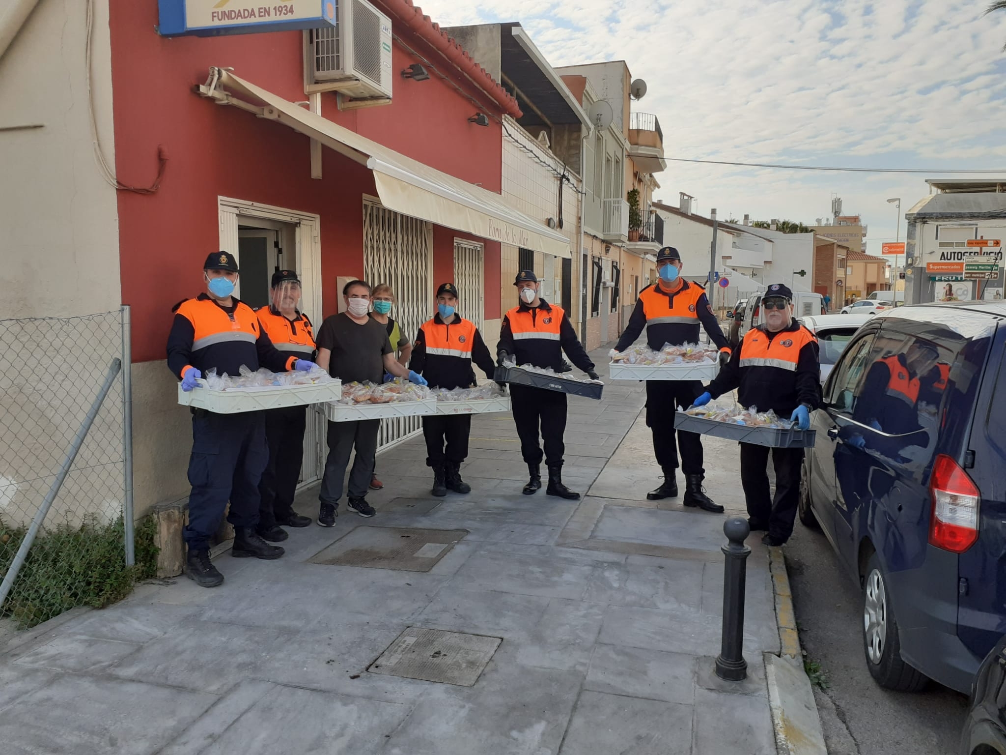 Almenara reparteix 660 mones de Pasqua entre els xiquets i xiquetes del poble