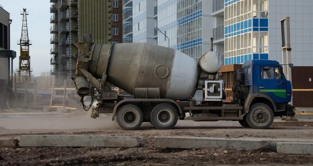 Los camiones vuelven a llenar las carreteras para transportar material para las obras