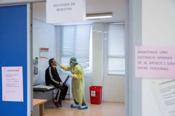 Tres centros de salud empiezan a llamar a 42.000 casos posibles para someterlos a los test rápidos
