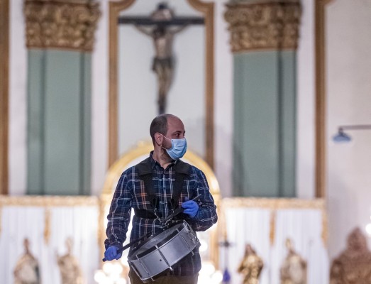 Los cartageneros muestran fidelidad a su Semana Santa en casa, desde el móvil y por Youtube