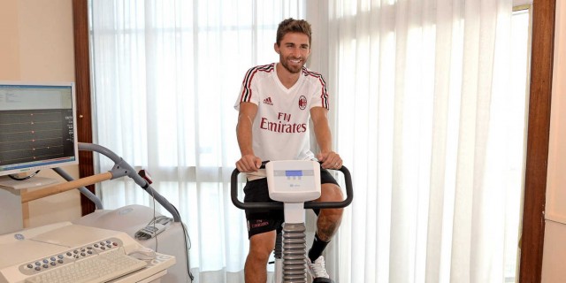 Fabio Borini se somete al reconocimiento médico con el Milan
