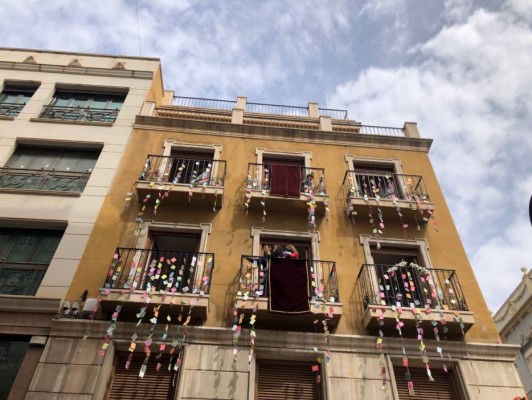 Elche celebra el día de las Aleluyas desde los balcones y ventanas de numerosos edificios