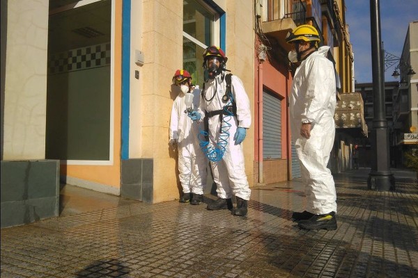 Los bomberos refuerzan la desinfección de hasta siete cuarteles de Policía Local en Cartagena