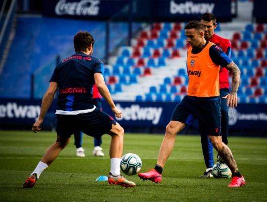 La plantilla del Levante UD se reduce el sueldo para evitar el ERTE
