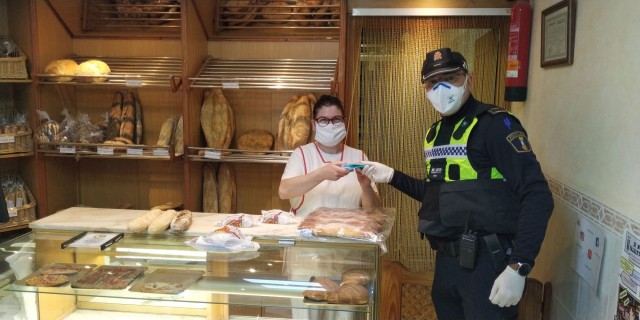 Alcalà-Alcossebre reparte mascarillas entre colectivos de riesgo y establecimientos abiertos al público

 