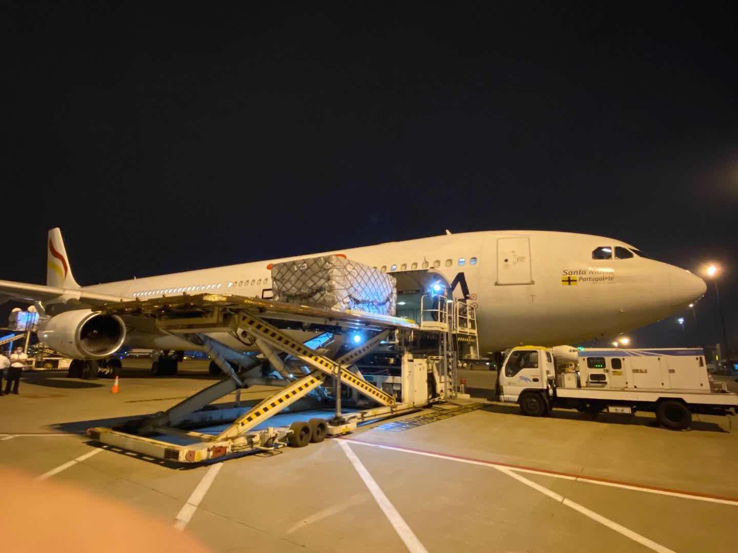 Llegan a la Comunitat dos vuelos más desde China con 1,5 millones de mascarillas y 57.000 gafas
