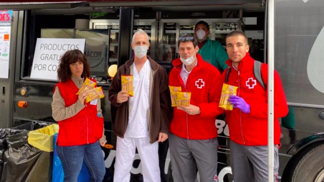 Interbari entrega 3.000 kg de frutos secos al personal del hospital de campaña en Ifema