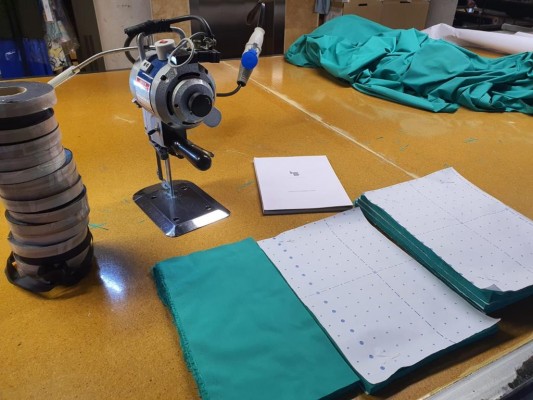 La firma de moda Laura Bernal fabrica mascarillas para el hospital de la Vega Baja