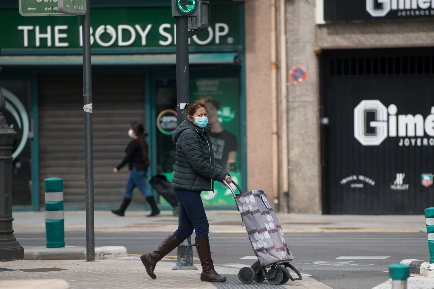 El Gobierno recomienda ahora usar mascarillas en el transporte público y las dará en las estaciones