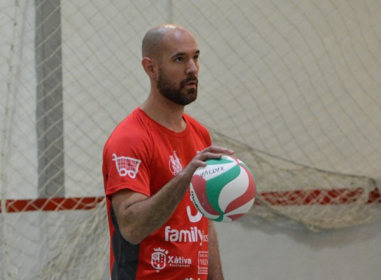 Sergio Calvache, jugador del CV Xàtiva y médico neumólogo, lucha en primera línea contra el Covid-19
