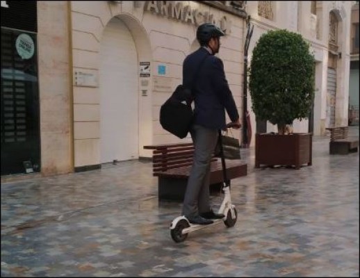 Los patinetes eléctricos siguen circulando por la Región: permitidos pero no recomendados