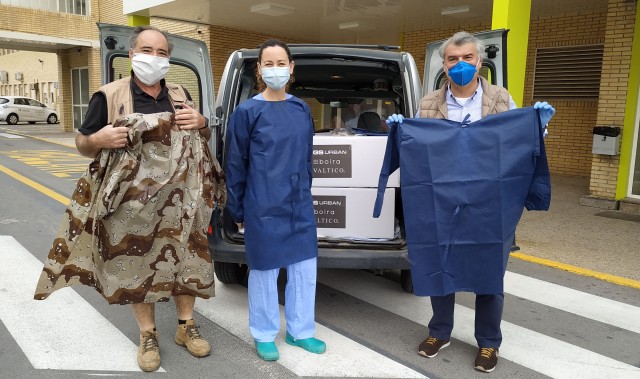 Benidorm entrega al Hospital Comarcal 1.500 batas confeccionadas por modistas y voluntarios
