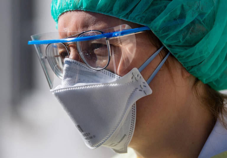 El juzgado da cuatro días más a Sanidad para proveer material de protección a los centros