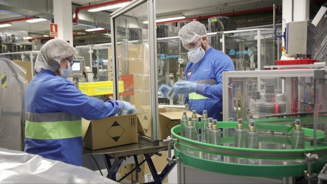 Una empresa murciana reorganiza su planta para fabricar geles higienizantes