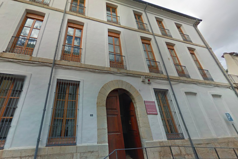 La UME emplea un nebulizador para desinfectar la residencia de mayores de Morella 