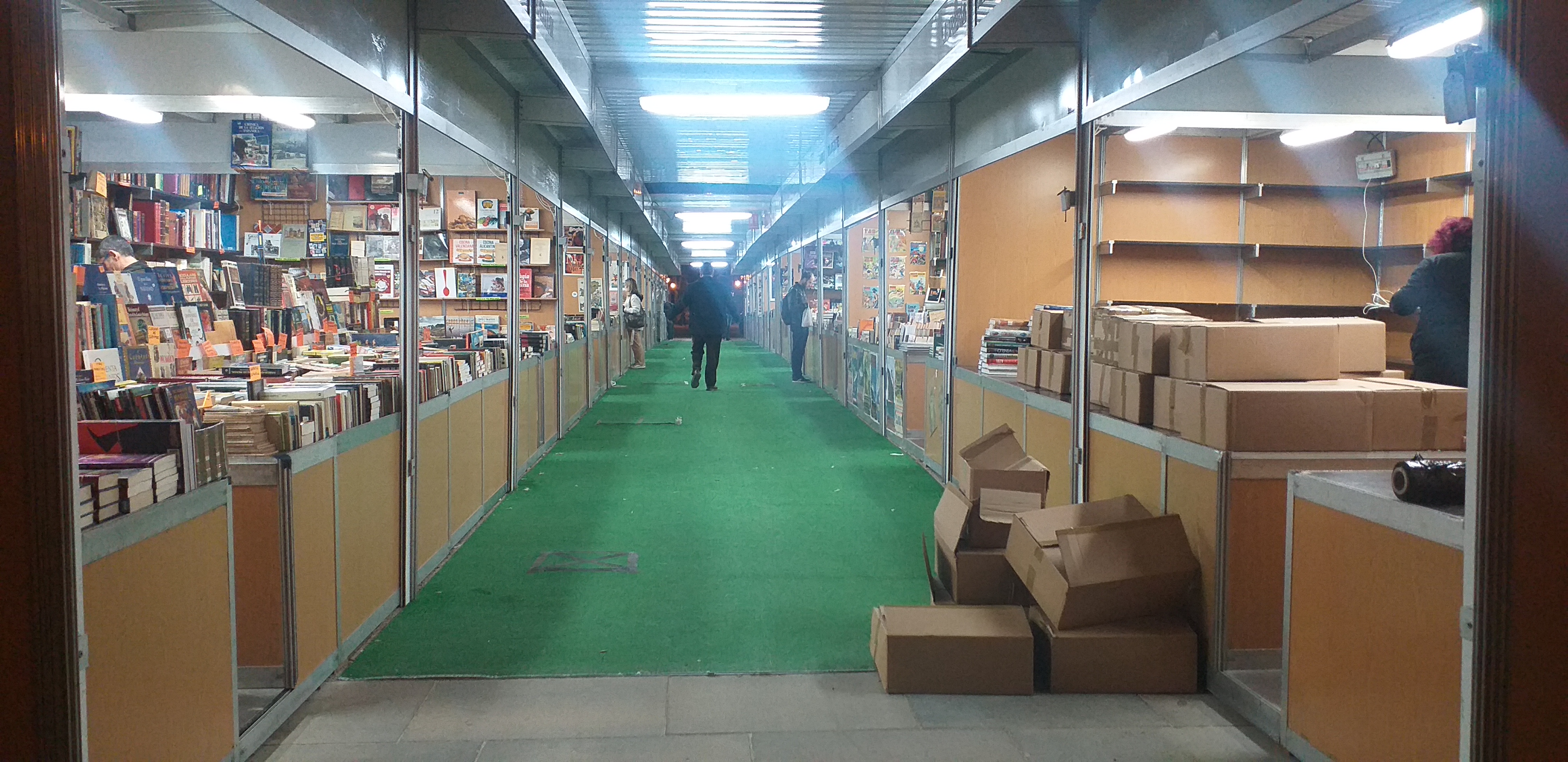 La feria del Libro Antiguo y de Ocasión de València adelantó su clausura por el coronavirus.   - 