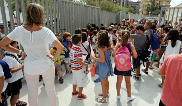 La limpieza de colegios de Alicante suma dos meses con pagos 'de emergencia' a la espera de licitación