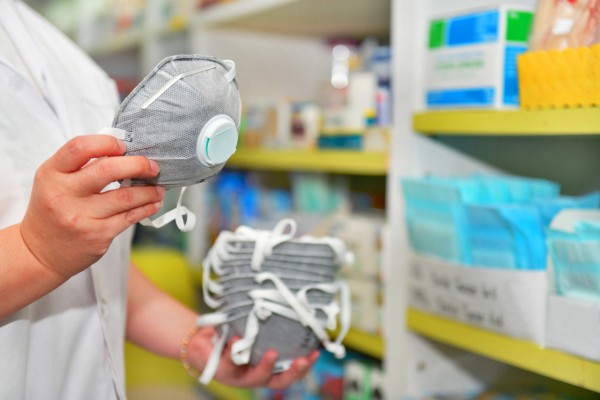 La Policía de Elche retira de la venta
en farmacias cerca de 300
mascarillas no homologadas o

sin registro