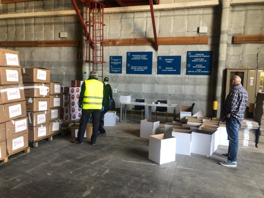 Los platós de Ciudad de la Luz almacenan el material sanitario de la Generalitat recibido de China