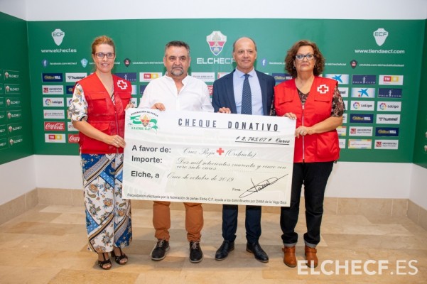 La Federación de Peñas del Elche dona mil euros al albergue de la ciudad