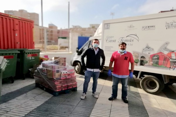 El grupo Casa Tomás dona una tonelada de alimentos para que se repartan entre familias necesitadas 