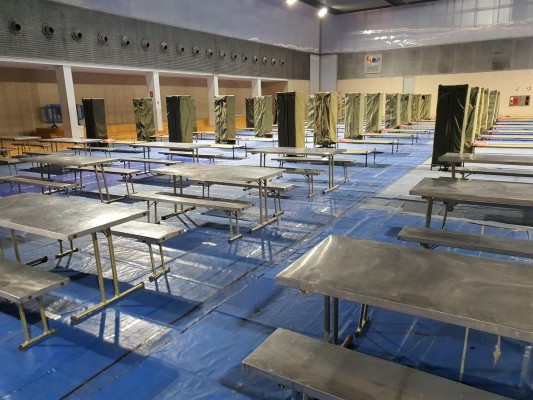 El polideportivo de la Petxina de València acoge a personas sin hogar desde este martes