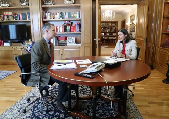 El Rey analiza el impacto de la epidemia con la ministra de Industria
